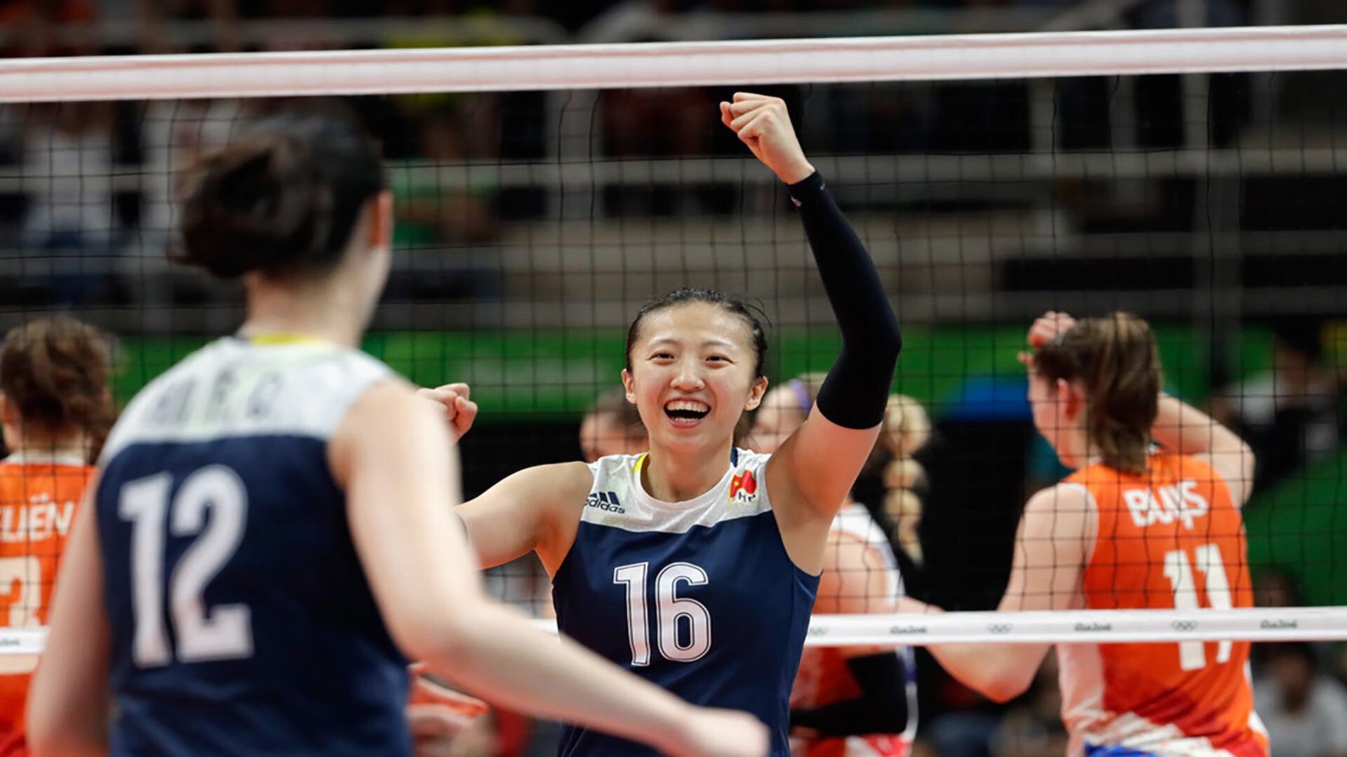 莱万十连败噩梦缠身,曼联教练内外交困,豪门崩塌背后的连锁危机