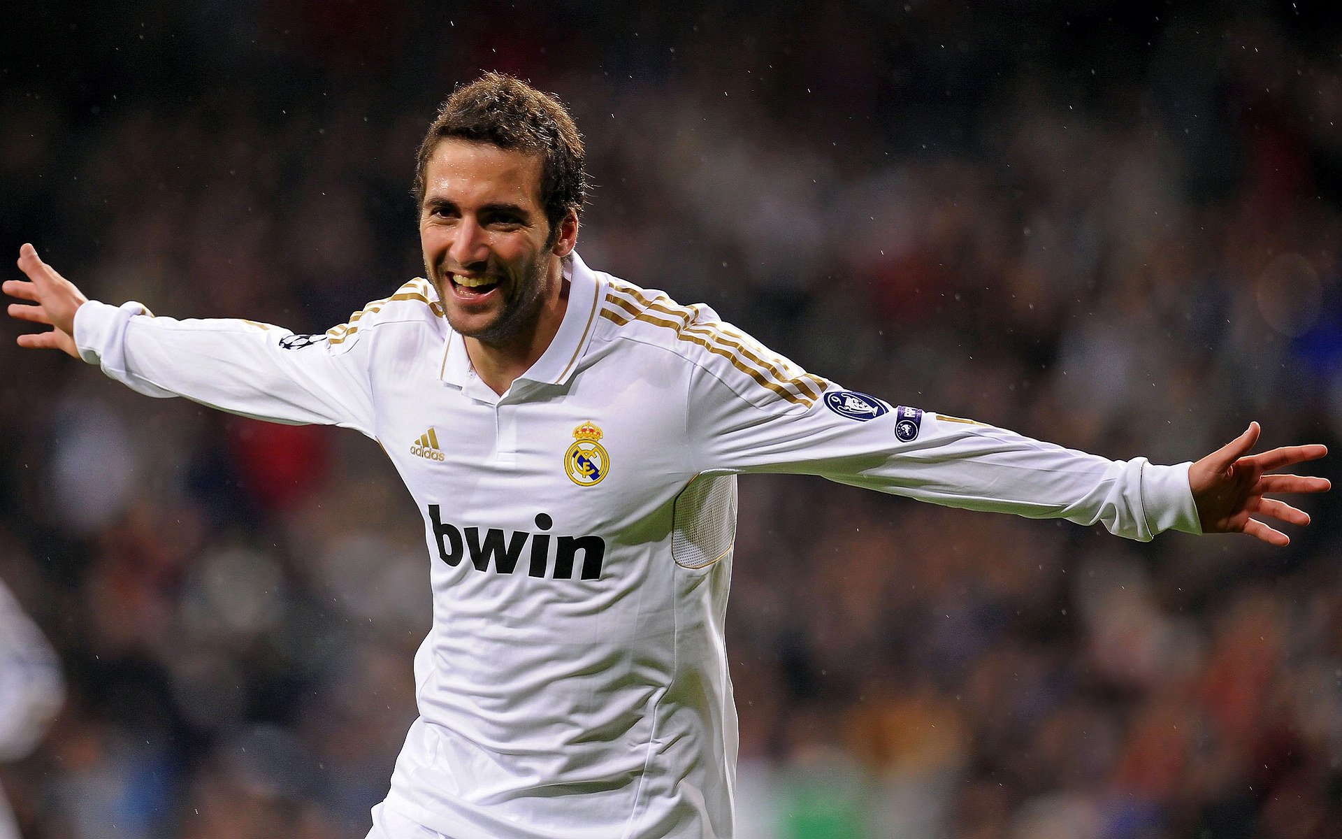 绿茵魔术师横扫篮球圣地！德布劳内跨界降临热火主场，攻势如潮引爆全网热议